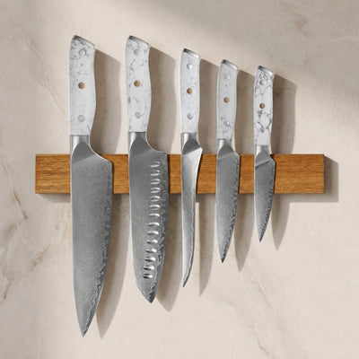 Couteaux japonais en damas sur support mural en bois Haganori