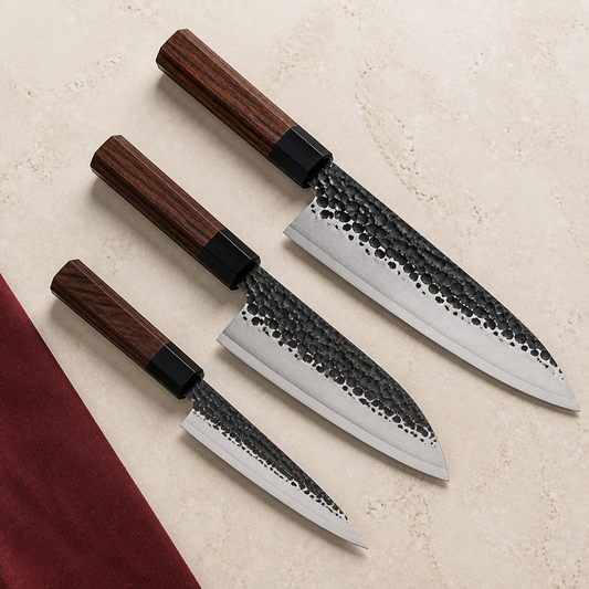 Set de 3 couteaux — Forge Octogonale Essentiel, présentation des 3 couteaux sur fond ivoire