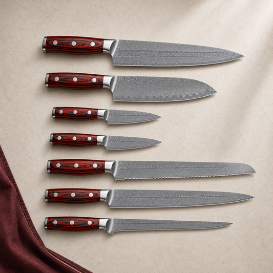 Set de 7 couteaux — Grenat Expert, présentation des 7 couteaux sur fond ivoire