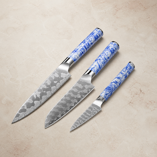 Set de 3 couteaux — Porcelaine Bleue Essentiel, présentation des 3 couteaux sur fond ivoire