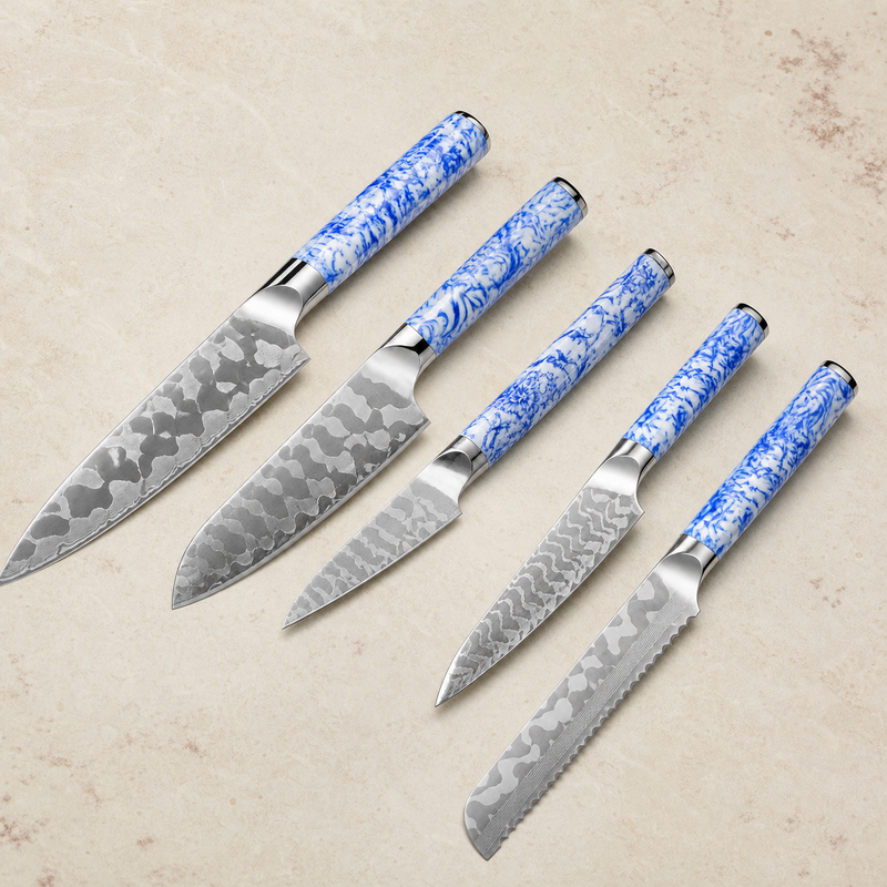 Set de 5 couteaux — Porcelaine Bleue Cuisine, présentation des 5 couteaux sur fond ivoire