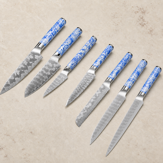 Set de 7 couteaux — Porcelaine Bleue Intégral, présentation des 7 couteaux sur fond ivoire